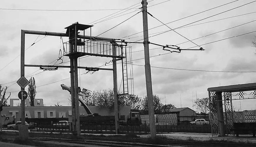 Въезд на Ташкентский авиазавод Телохранители с большим трудом подняли - фото 6