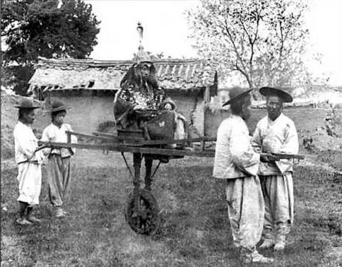 Корейский военачальник в коляске до 1895 г Такие архаичные коляски своего - фото 10