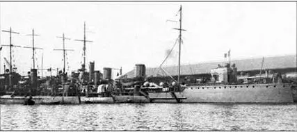 В марте 1916 года на обоих эсминцах установили стеллажи для хранения новых - фото 135