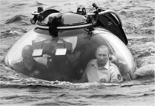 Владимир Путин на борту подводного аппарата UBoat Worx СExplorer 3 в ходе - фото 44