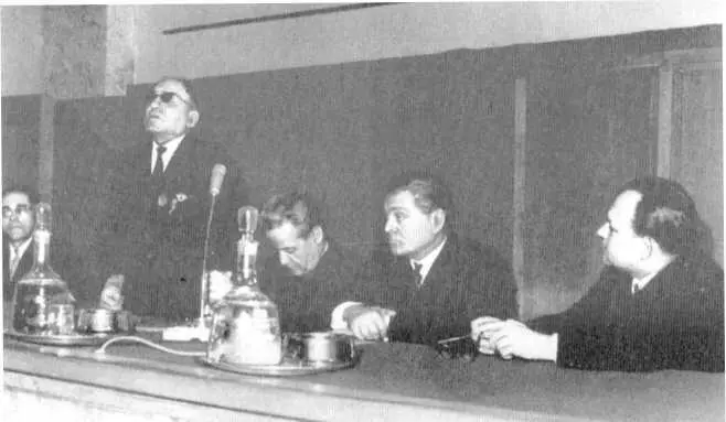 Вручение ордена и медалей ФК Вержбицкому стоит 13 марта 1968 г ЛР - фото 52