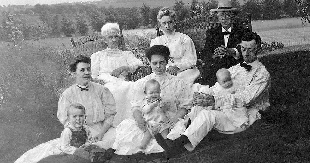 Семейный пикник в Омахе в июле 1907 г На первом плане слева на право мой - фото 23