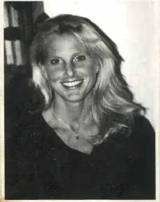 Три очаровательные женщины на живописном острове пытаются укрыться от - фото 1