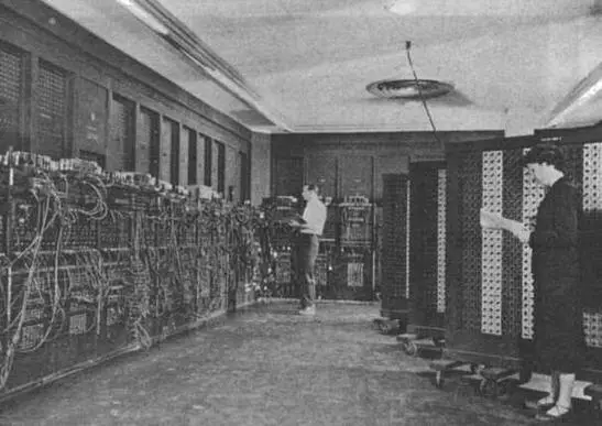 Компьютер ENIAC в Пенсильванском университете США Согласно американским - фото 31