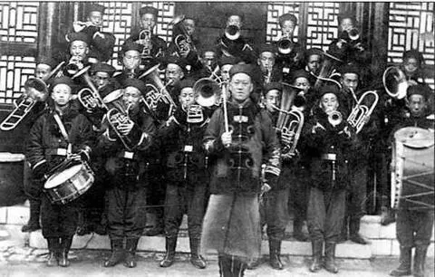 Военный оркестр ок 1900 г К 1882 г при размере жалования солдата 3 ляна - фото 12