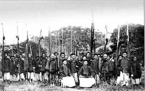 Слева полковник Соу с охраной Гуанси 1880е гг Обозные телеги 1890е - фото 19