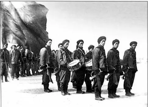 Военный оркестр 1900 г Пехотная колонна на плацу строевая подготовка до - фото 5