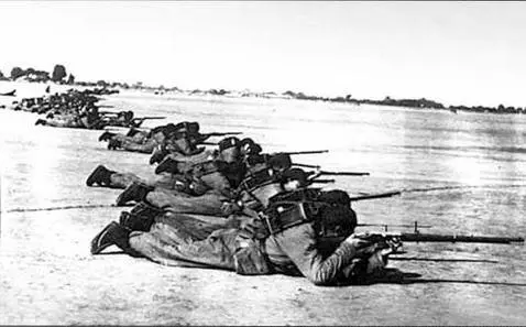 Стрелковая цепь на учениях ведет огонь из положения лежа ок 1900 г - фото 7