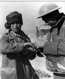 Итальянские военнопленные захваченные у СидиБарани Судя по выражению лиц - фото 22