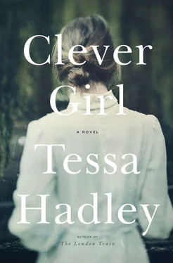 Tessa Hadley Clever Girl обложка книги