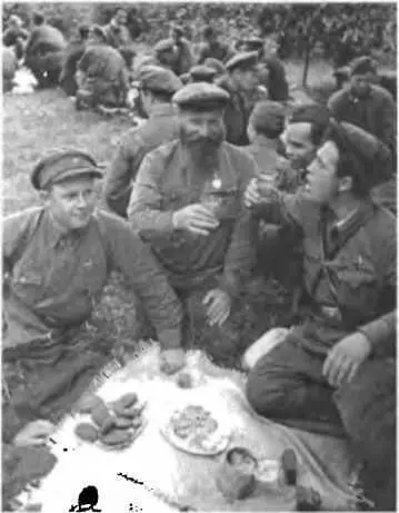 Излюбленное занятие актива Иван Климов 19031991 с мая 1943 до июля - фото 18