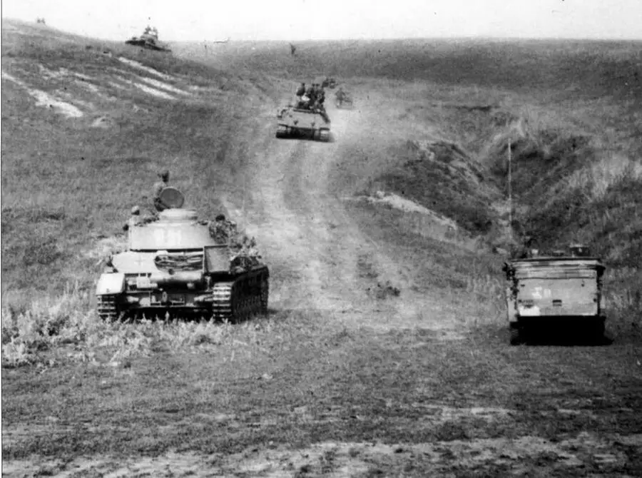 Уникальное фото датированное июнем 1943 года на заднем плане танки Т34 - фото 12