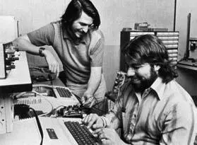 Основатели Apple Стив Джобс и Стив Возняк 1976 г В гараже родителей Джобса - фото 8