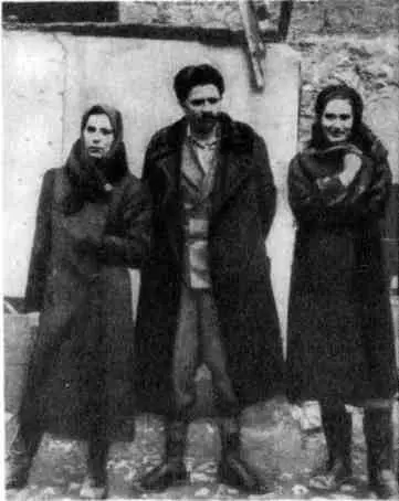 Тамара Шестакова слева В А Молодцов Бадаев и Тамара Межигурская во дворе - фото 13