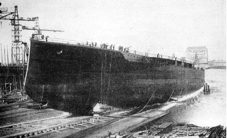 Баден во время спуска на воду 30 октября 1915 г вверху и на достройке в - фото 67