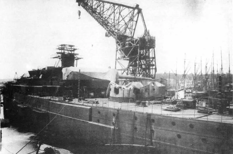 Баден во время спуска на воду 30 октября 1915 г вверху и на достройке в - фото 68