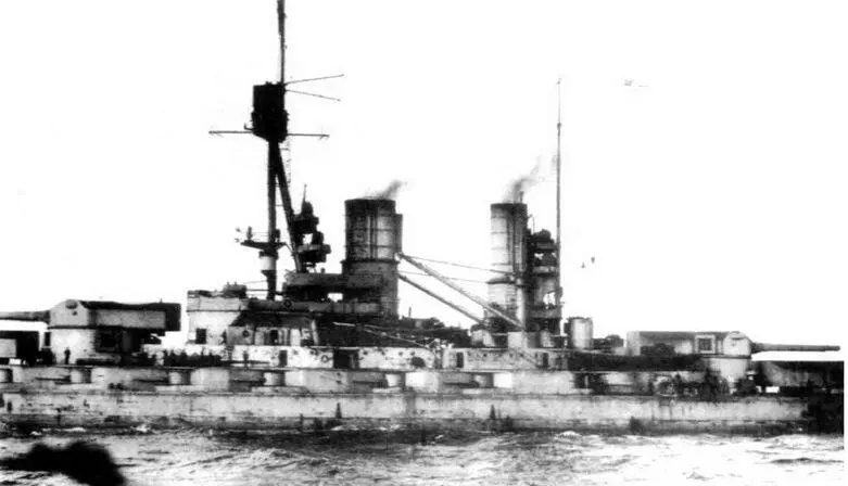 Линейный корабль Баерн Баерн после подрыва на мине в октябре 1917 г - фото 81