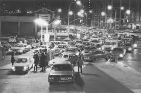 Очередь на бензоколонку в США в разгар нефтяного кризиса 1973 г Будучи пятой - фото 21