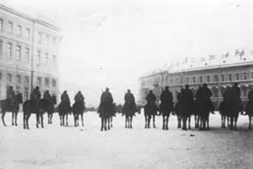 9 января 1905 г Кавалеристы у Певческого моста задерживают движение шествия к - фото 35