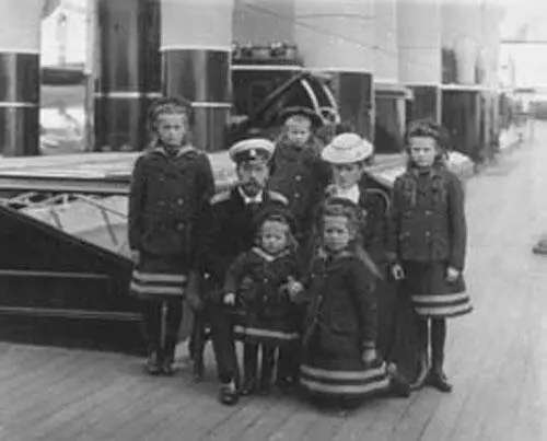 Царская семья на яхте Штандарт Ольга Николай II держит Алексея за ним - фото 44