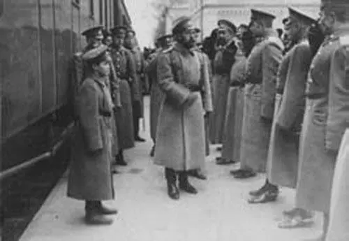 Император Николай II с цесаревичем Алексеем 1915 г Появление таких - фото 73