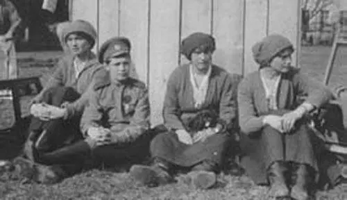 Великие княжны и царевич Алексей в Царском Селе май 1917 г Лишенный - фото 74