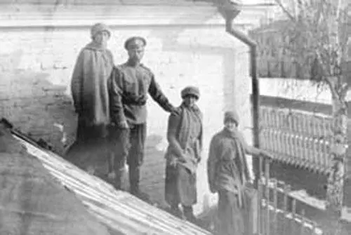 Николай II с дочерьми Ольгой Анастасией и Татьяной в Тобольске зимой 1917 года - фото 83