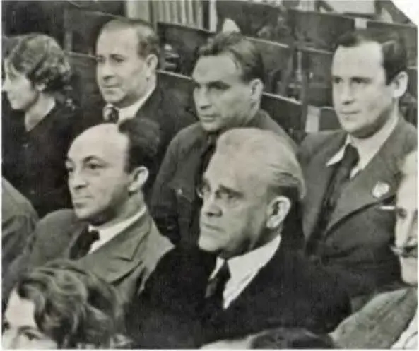 На награждении в Кремле 1936 г В первом ряду в центре И Москвин слева С - фото 26