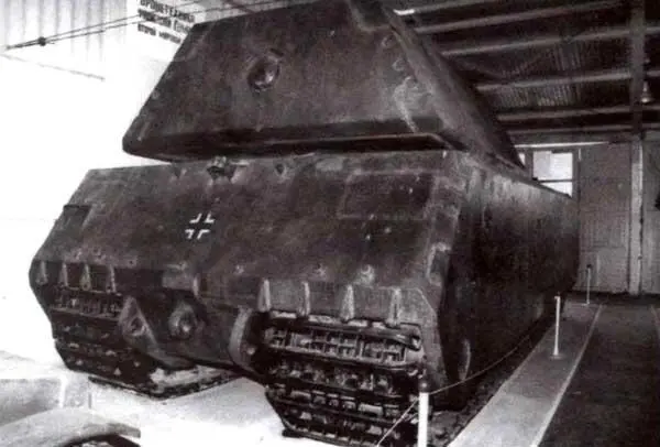 Лобовая часть корпуса танка имела трехгранную форму широко известную под - фото 122