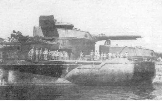Нагато после налета американской авиации Йокосука 1945 г - фото 166