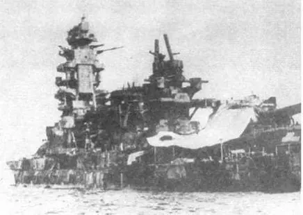 Нагато на рейде Йокосуки 1945 г Третья взорвались рядом с носовой частью - фото 62