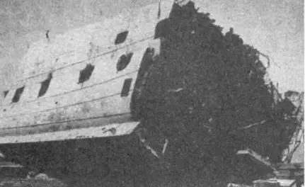 Фрагменты корпуса Мутсу поднятые из воды в 1972 г судоподъемной фирмой - фото 84