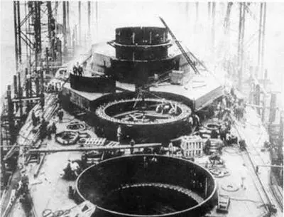 Исе на стапеле и во время спуска на воду 12 ноября 1916 г - фото 105