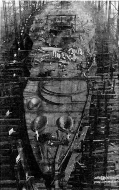 Корпус линкора Хьюга на стапеле Конец 1916 г вверху Хьюга в конце - фото 60