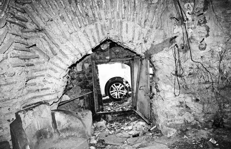 Рис 41 Вход в подлинный Колизей Вид изнутри Фотография 2009 года Рис - фото 41