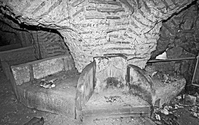 Рис 43 За подлинным умывальником следует ряд похожих ячеек изображающих - фото 43