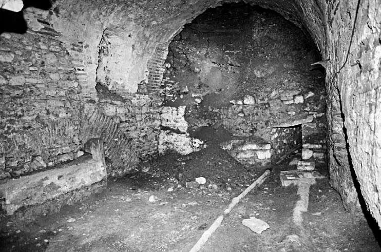 Рис 44 Внутри стамбульского Колизея Слева каменная лавка сделанная в - фото 44