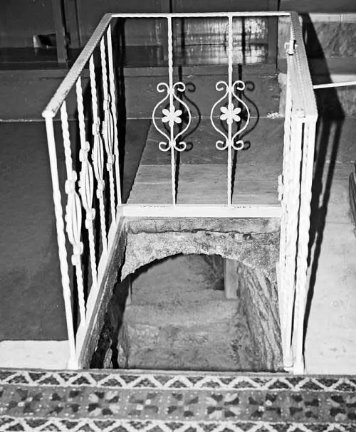 Рис 94 Начало подземного хода ведущего из церкви Матери Марии Монгольской - фото 94