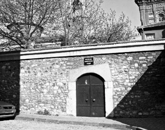 Рис 95 Дверь ведущая во двор церкви Матери Марии Монгольской Обычно она - фото 95