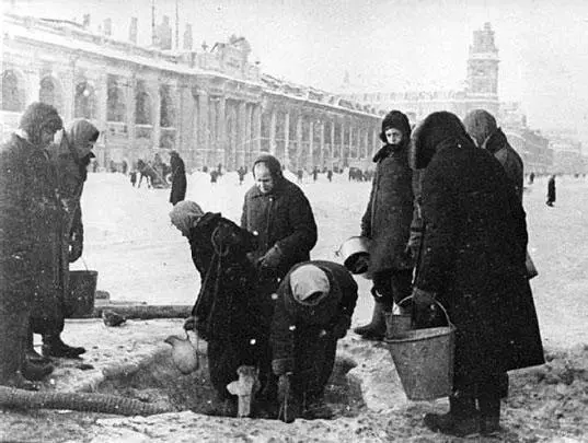 Рис 11Водораспределительный пункт на Невском проспекте в блокадном - фото 1