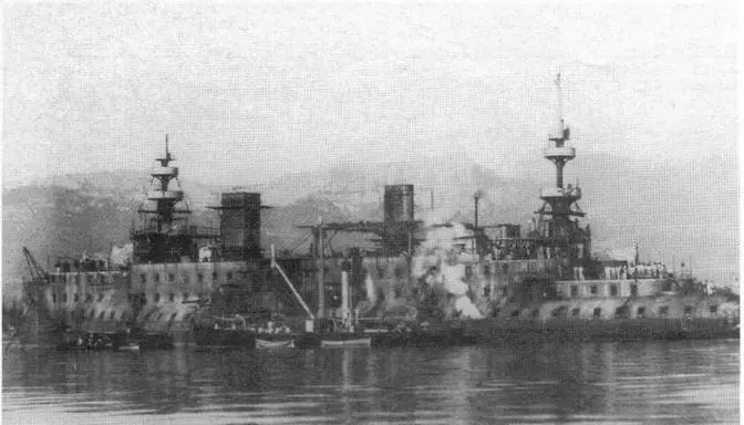 Карно на достройке в 1895 г вверху и в декабре 1898 г во время ходовых - фото 61