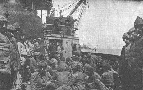 26 апреля 1915 На борт Жорегиберидоставлены первые пленные турецкие солдаты - фото 68