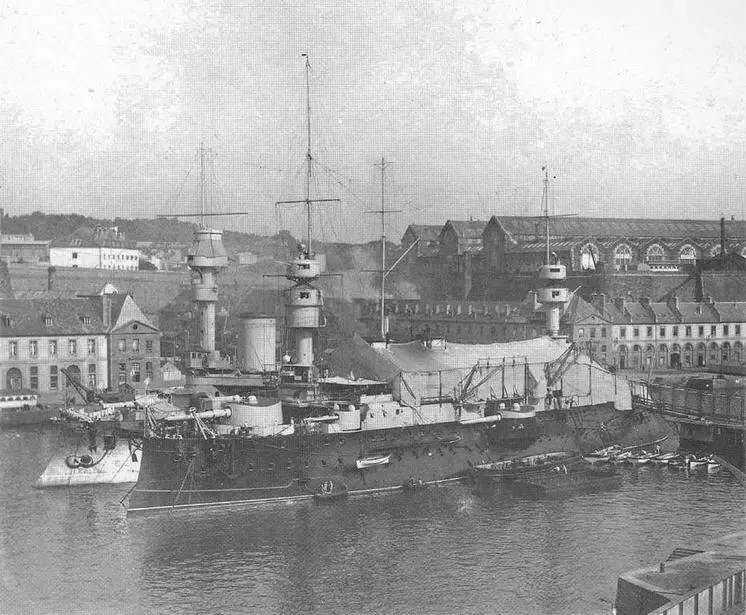 Брест Июль 1905 г Формидабль и Жорегибери во время подготовки к - фото 88