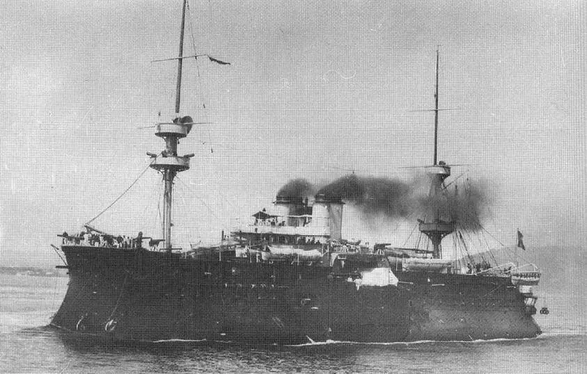 Броненосец Курбэ в конце 1890х гг вверху и после модернизации 18991900 - фото 102