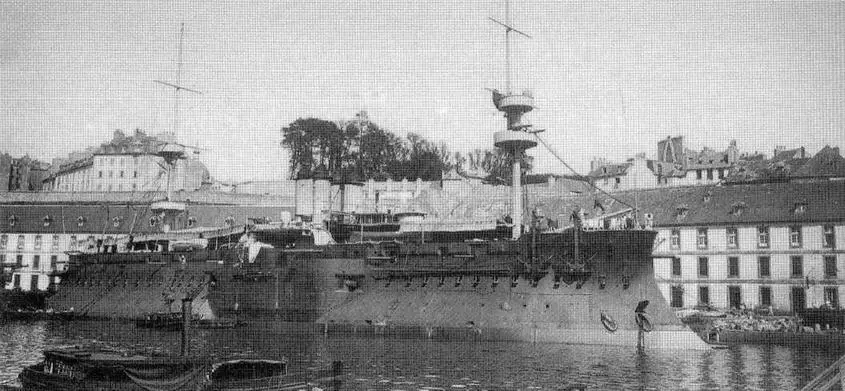 Броненосец Курбэ в конце 1890х гг вверху и после модернизации 18991900 - фото 103