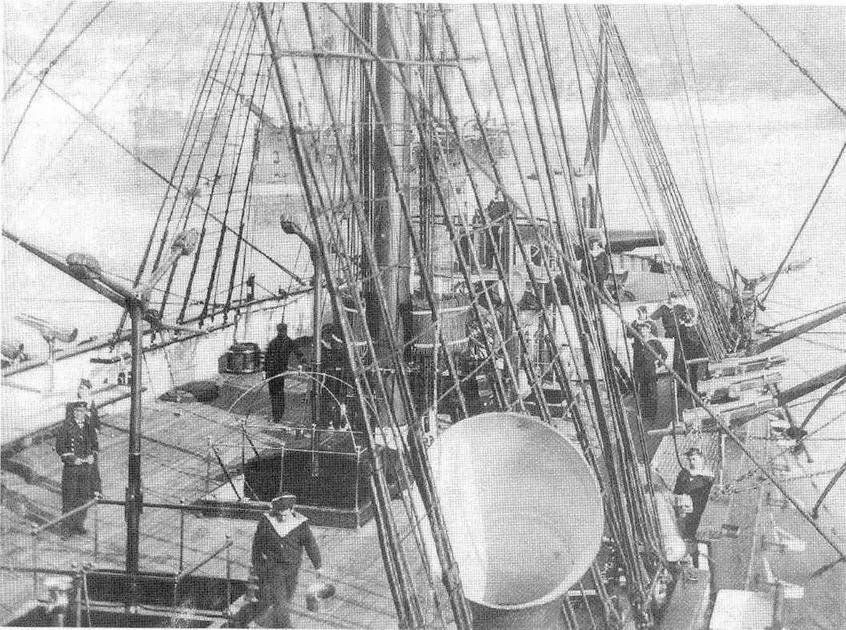 На палубе броненосца Девастасьон У кормового орудия на броненосце - фото 69