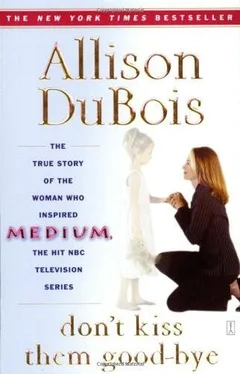 Allison DuBois Don't Kiss Them Good-bye обложка книги