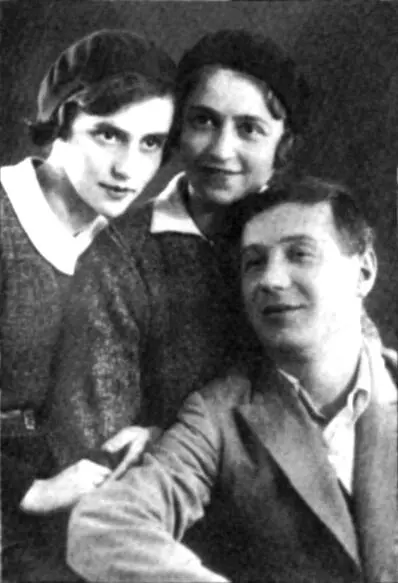 Люся Борис Корнилов и неустановленное лицо Начало 1930х годов Из личного - фото 23