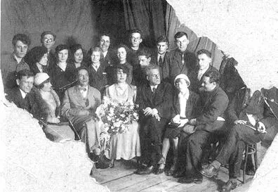 В первом ряду Александр Мгебров Зинаида Райх Всеволод Мейерхольд Людмила - фото 25