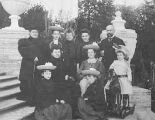 П А Столыпин со своим семейством на террасе Елагинского Дворца 1907 г - фото 17